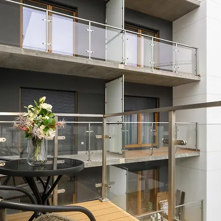 Tasteful Beige Apartment With Parking By Noclegi Renters Poznan Exterior photo