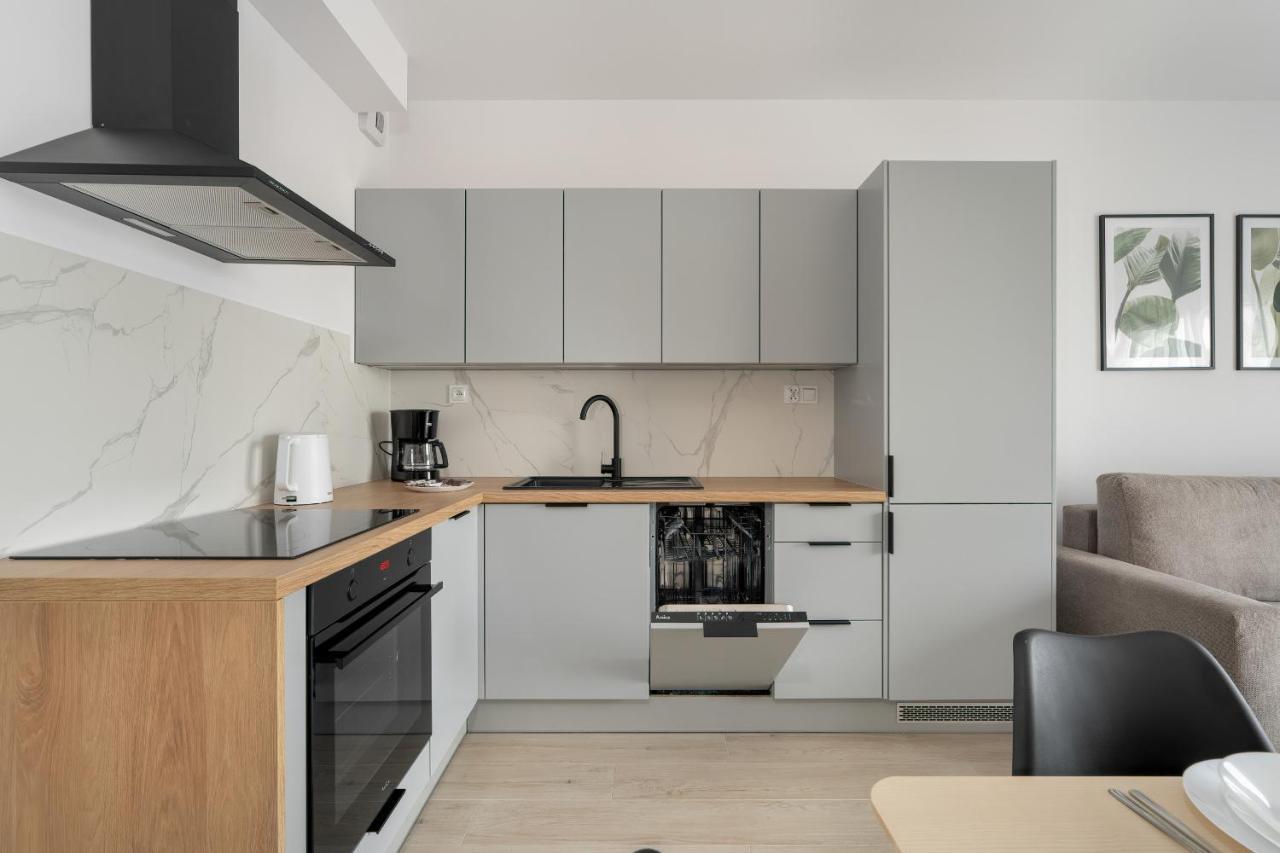 Apartment Tasteful Beige With Parking By Renters Poznan